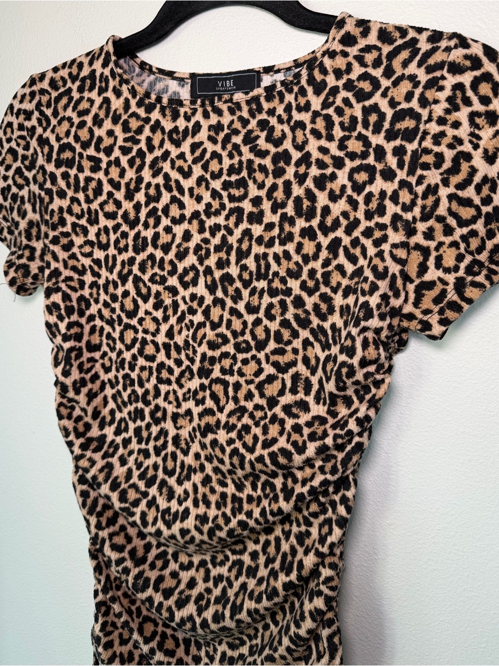 Vibe Sportswear Leopard Print Ribbed Cinched Short Sleeve Top Comfy Athleisure - Picture 2 of 4